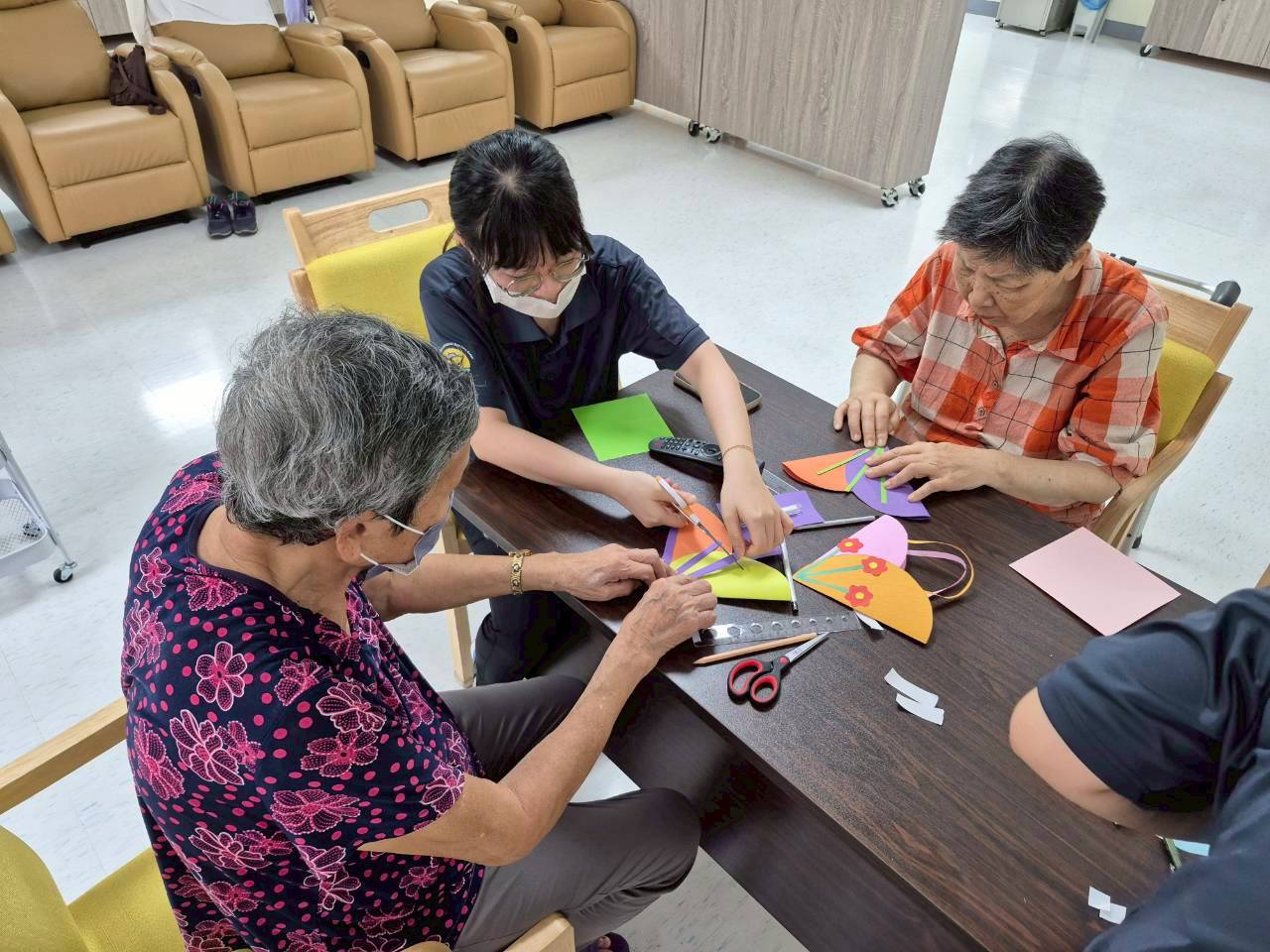 長輩與工作人員一起進行手作活動