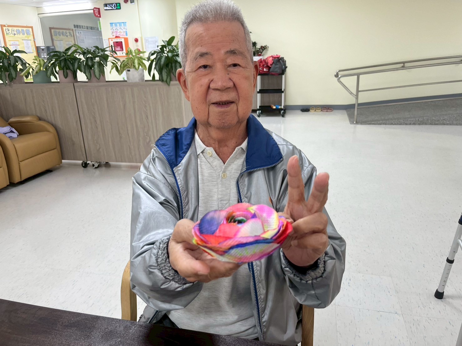 長輩拿著完成的作品合照