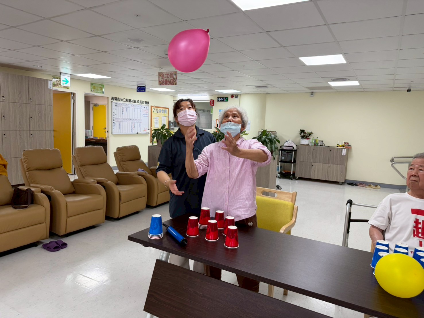 長輩在教室內進行遊戲活動