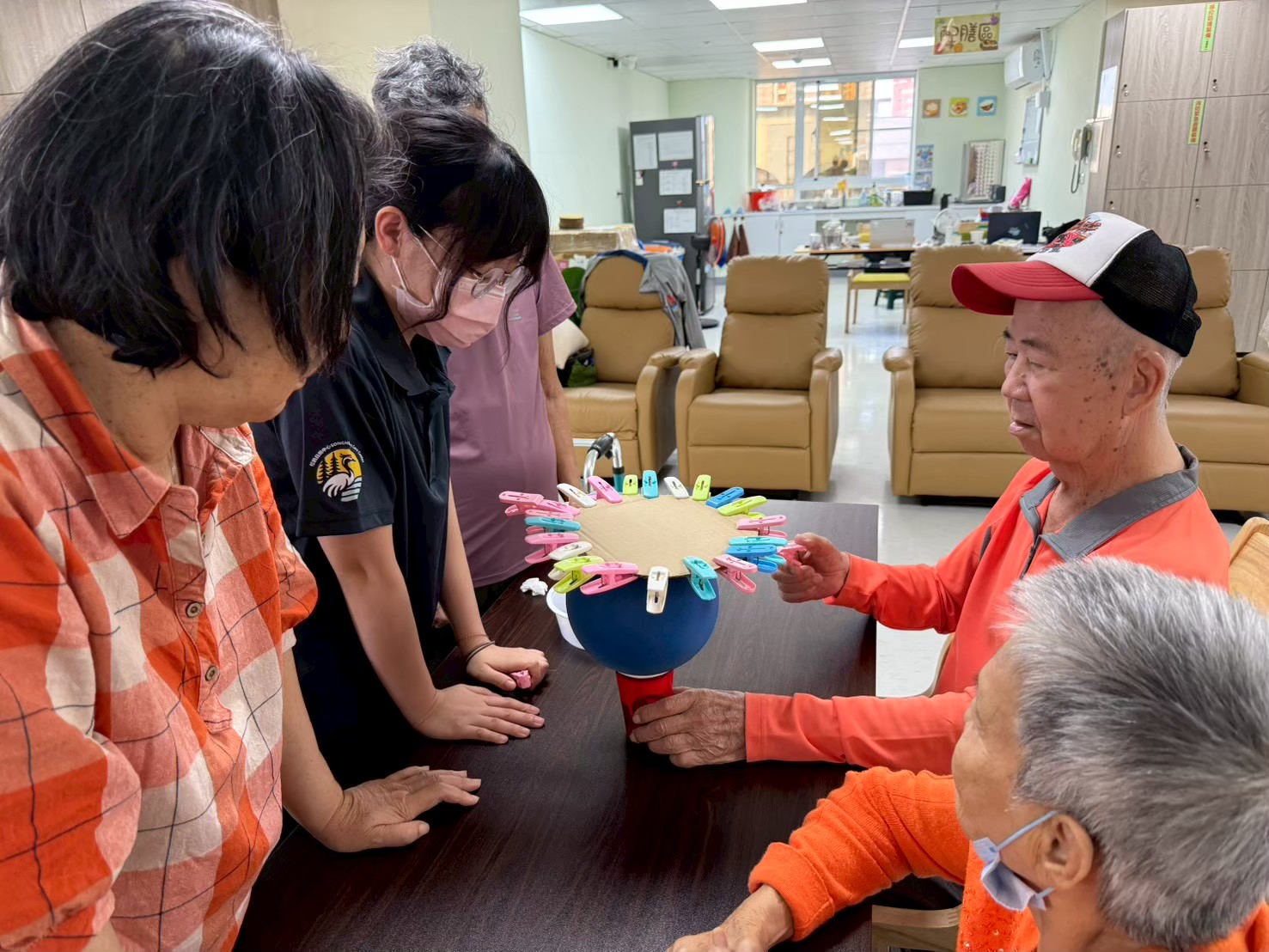 長輩與工作人員一起操作桌上活動