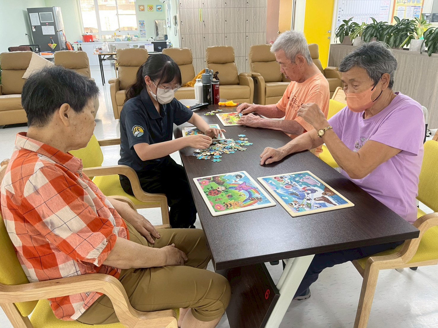 長輩一起參與拼圖活動