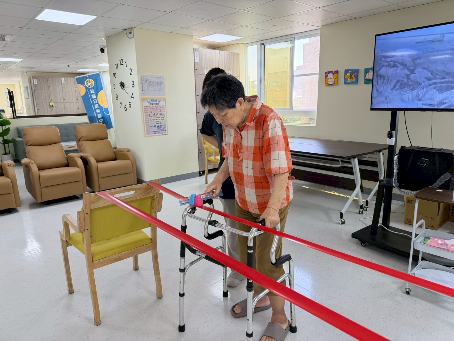 長輩在中心內使用助行器進行活動