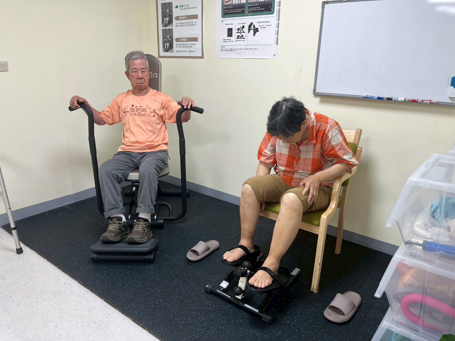 長輩坐在復健器材上進行運動