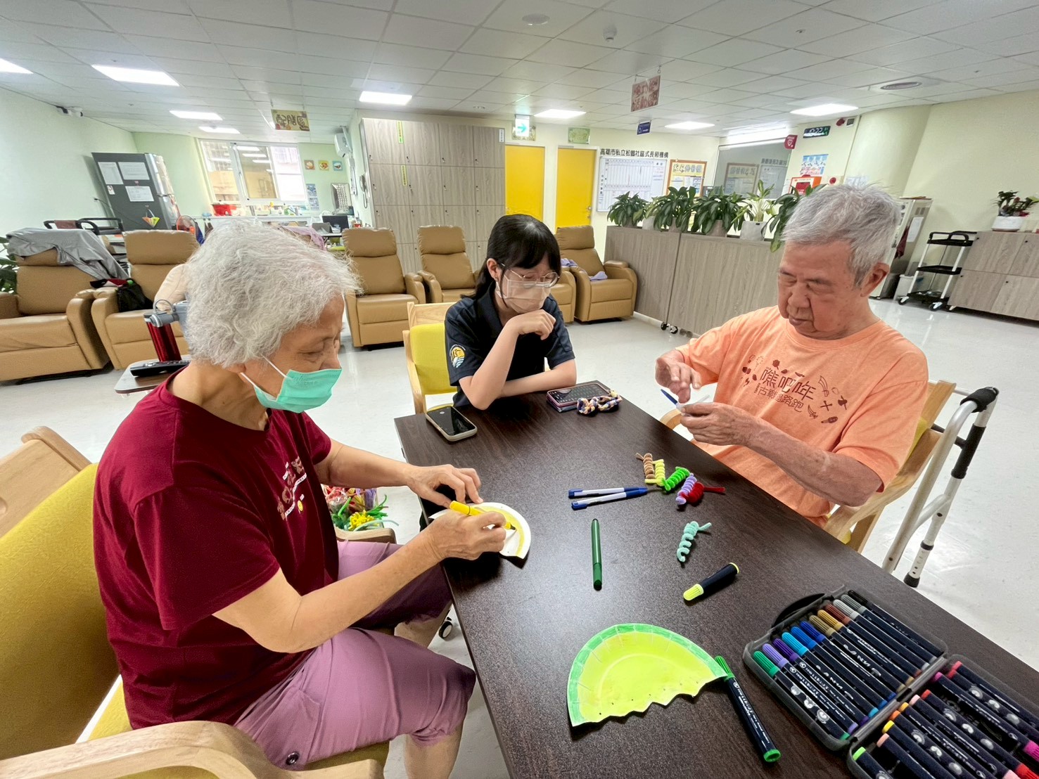 長輩與同伴一起進行彩繪手作